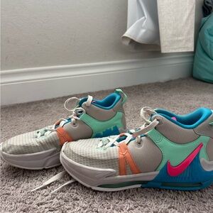 Nike LeBron Witness 7 Grade School Basketball Shoes